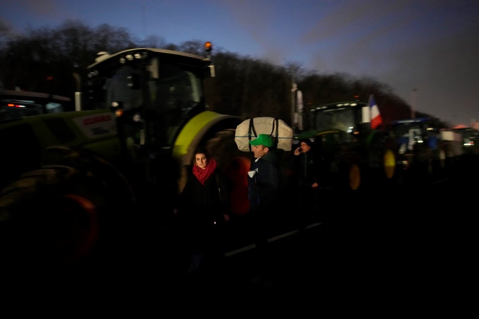 Zemědělci na příjezdových trasách do Paříže. (29.1.2024)
