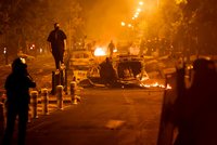 Pekelná noc ve Francii: Rabování, požáry a stovky zatčených. Policie nemá šanci protesty zvládnout