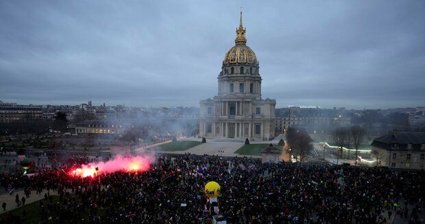 Francouze naštvala Macronova důchodová reforma. Obří protest paralyzoval školy, dopravu i elektrárny