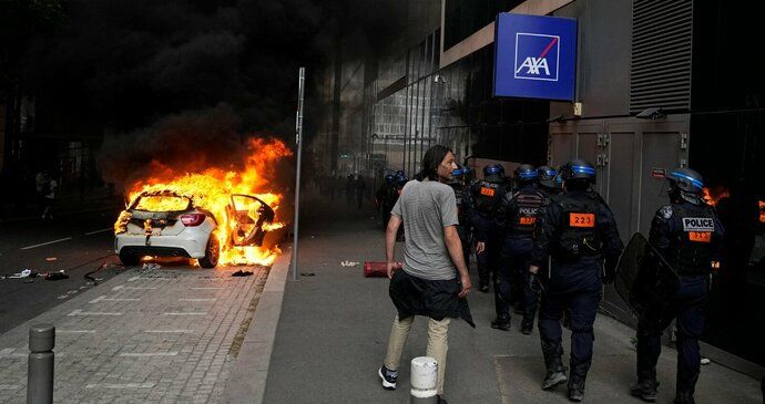 170 policiers blessés et voitures incendiées : le bouillonnement en France après la fusillade d’un jeune homme (†17)