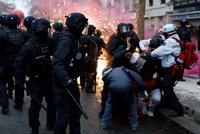 Důchodová reforma naštvala Francouze: Do ulic vyšlo přes milion lidí, Macron na návrhu trvá