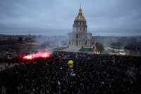 Francouze naštvala Macronova důchodová reforma. Obří protest paralyzoval školy, dopravu i elektrárny
