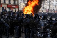 Ohně v ulicích a bitky s policií. Proti důchodové reformě vyšel do ulic skoro milion Francouzů