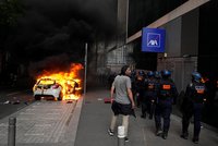170 zraněných policistů a hořící auta: Ve Francii to vře po zastřelení mladíka (†17)