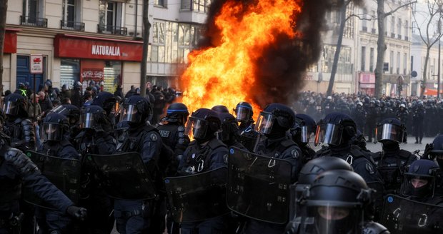 Ohně v ulicích a bitky s policií. Proti důchodové reformě vyšel do ulic skoro milion Francouzů