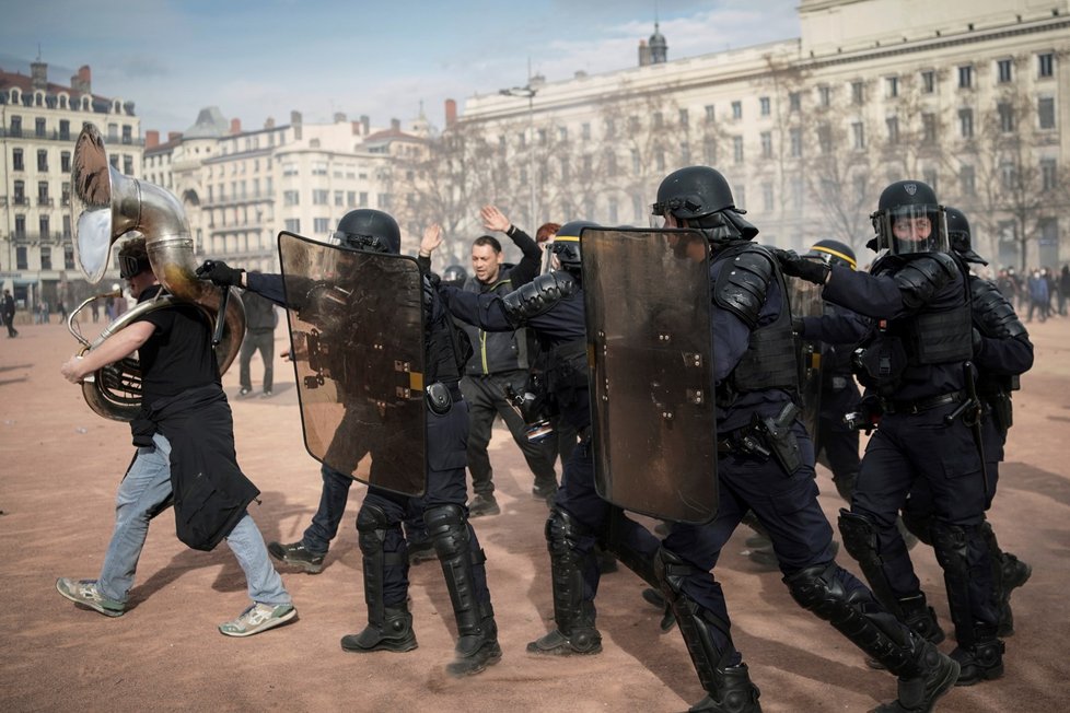 Násilné protesty ve Francii (23. 3. 2023)