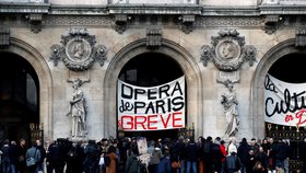 Ve Francii se proti důchodové reformě protestuje i na Štědrý den.