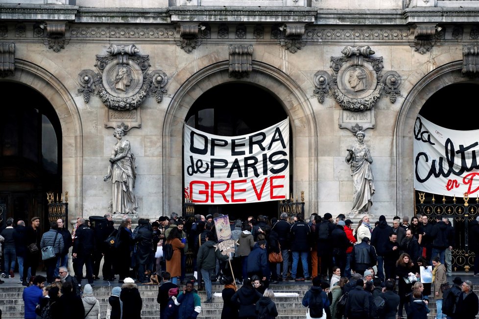 Ve Francii se proti důchodové reformě protestuje i na Štědrý den