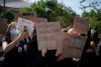 Studentské protesty ve Francii: Mladík (15) přišel kvůli granátu o ruku
