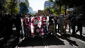 Studenti držící transparent s nápisem „Střední škola zablokována“ (2. 10. 2026).