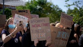 Student držící ceduli s nápisem „Nespravedlivé reformy, rozhořčená mládež!“ během protestu proti nedostatečnému financování škol ve francouzském Lyonu (2. 10. 2026)