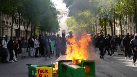 Studenti v Paříži zapalují popelnice na protest proti nedostatečnému vybavení škol (2. 10. 2026).