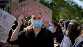 Student držící ceduli s nápisem „Jsme budoucnost, poslouchejte nás!“ (2. 10.2026).