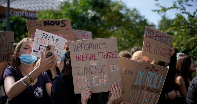 Student držící ceduli s nápisem „Nespravedlivé reformy, rozhořčená mládež!“ během protestu proti nedostatečnému financování škol ve francouzském Lyonu (2. 10. 2026)