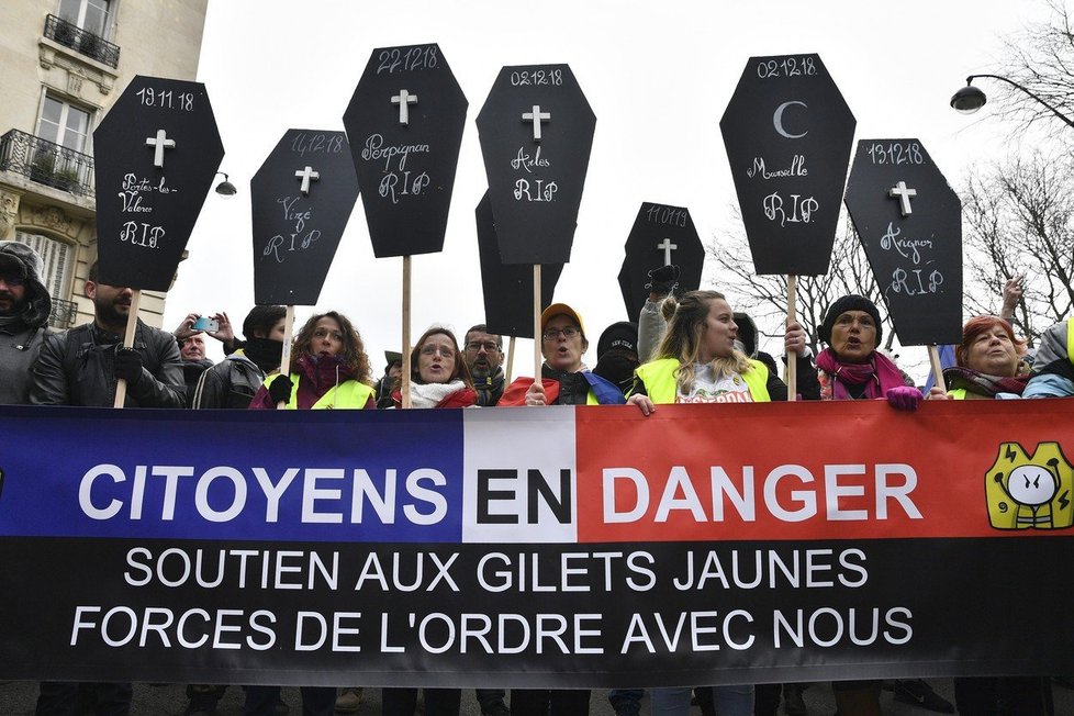 U pařížské Invalidovny se opět scházejí demonstranti. Na místo dorazila policie