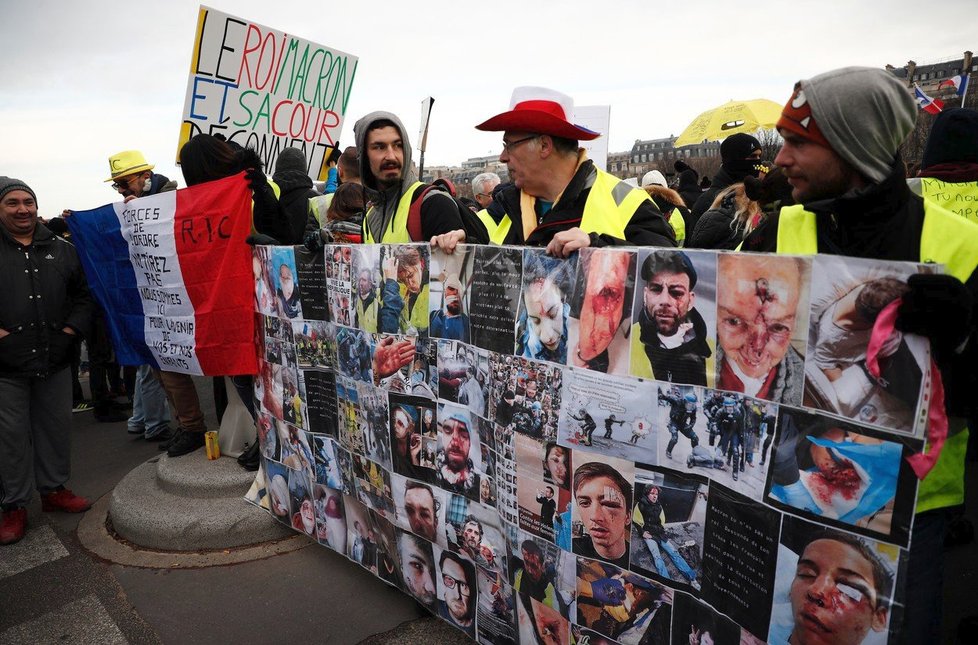 U pařížské Invalidovny se opět scházejí demonstranti. Na místo dorazila policie