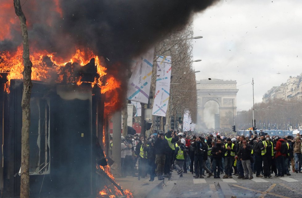 Protesty hnutí žlutých vest v Paříži (16. 3. 2019)