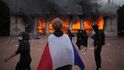 Protestů ve Francii se účastnily stovky tisíc lidí. Na snímku hořící sídlo turistické centrály v Lyonu, 17. 10. 2026 Protestů ve Francii se účastnily stovky tisíc lidí. Na snímku hořící sídlo turistické centrály v Lyonu, 17. 10. 2026
