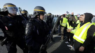 Násilné demonstrace ve Francii: Policista přišel při zásahu o ruku