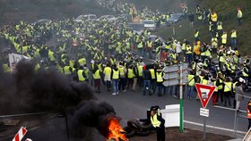 Na 244.000 lidí dnes protestovalo na různých místech celé Francie proti plánovanému zvýšení cen pohonných hmot. Informoval o tom francouzský ministr vnitra Christophe Castaner. Tam, kde manifestující blokovali komunikace, došlo k několika vážným dopravním nehodám.