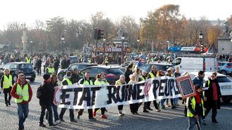 Protesty ve Francii proti zdražování pohonných hmot  si vyžádaly stovky zraněných a jednu mrtvou