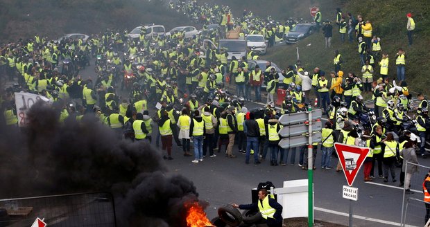 Protestovali proti zdražení benzínu. Do ulic vyrazilo na 240 tisíc lidí, zemřela žena