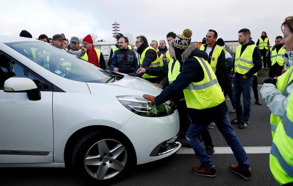 Na 244.000 lidí dnes protestovalo na různých místech celé Francie proti plánovanému zvýšení cen pohonných hmot. Informoval o tom francouzský ministr vnitra Christophe Castaner. Tam, kde manifestující blokovali komunikace, došlo k několika vážným dopravním nehodám.