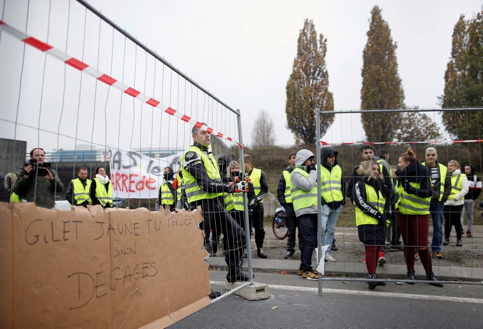 Na 244.000 lidí dnes protestovalo na různých místech celé Francie proti plánovanému zvýšení cen pohonných hmot. Informoval o tom francouzský ministr vnitra Christophe Castaner. Tam, kde manifestující blokovali komunikace, došlo k několika vážným dopravním nehodám.