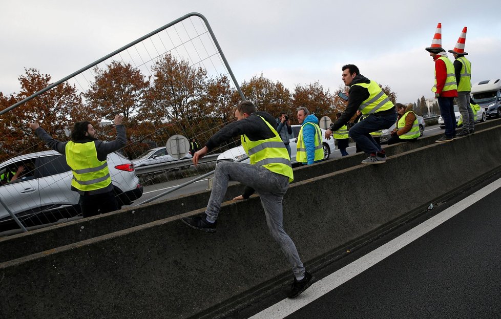 Na 244.000 lidí dnes protestovalo na různých místech celé Francie proti plánovanému zvýšení cen pohonných hmot. Informoval o tom francouzský ministr vnitra Christophe Castaner. Tam, kde manifestující blokovali komunikace, došlo k několika vážným dopravním nehodám.