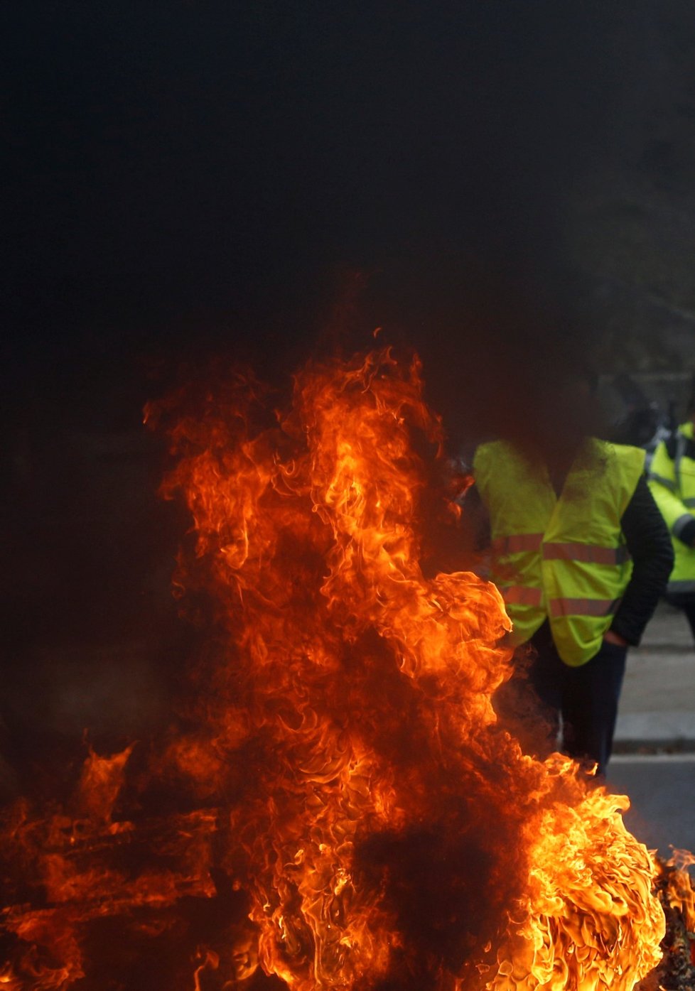 Na 244.000 lidí dnes protestovalo na různých místech celé Francie proti plánovanému zvýšení cen pohonných hmot. Informoval o tom francouzský ministr vnitra Christophe Castaner. Tam, kde manifestující blokovali komunikace, došlo k několika vážným dopravním nehodám.