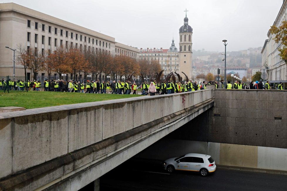 Na 244.000 lidí dnes protestovalo na různých místech celé Francie proti plánovanému zvýšení cen pohonných hmot. Informoval o tom francouzský ministr vnitra Christophe Castaner. Tam, kde manifestující blokovali komunikace, došlo k několika vážným dopravním nehodám.