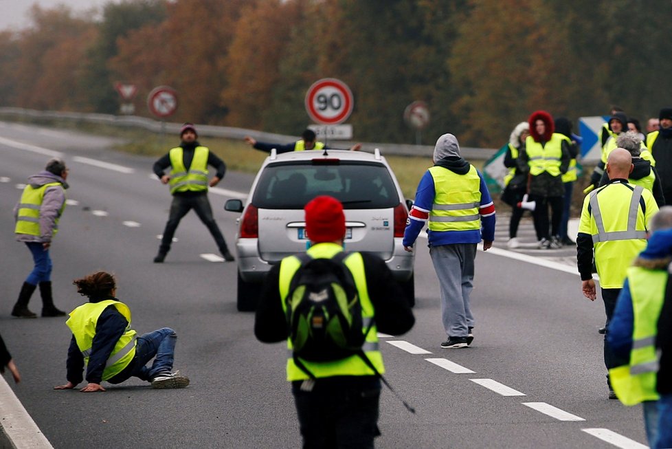 Na 244.000 lidí dnes protestovalo na různých místech celé Francie proti plánovanému zvýšení cen pohonných hmot. Informoval o tom francouzský ministr vnitra Christophe Castaner. Tam, kde manifestující blokovali komunikace, došlo k několika vážným dopravním nehodám.