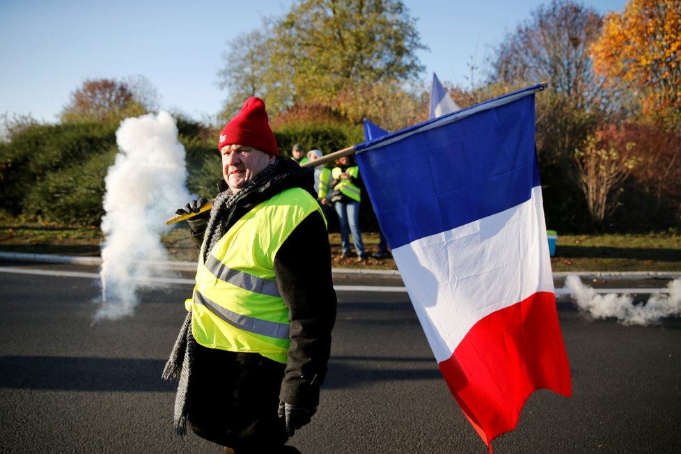 Na 244.000 lidí dnes protestovalo na různých místech celé Francie proti plánovanému zvýšení cen pohonných hmot. Informoval o tom francouzský ministr vnitra Christophe Castaner. Tam, kde manifestující blokovali komunikace, došlo k několika vážným dopravním nehodám.