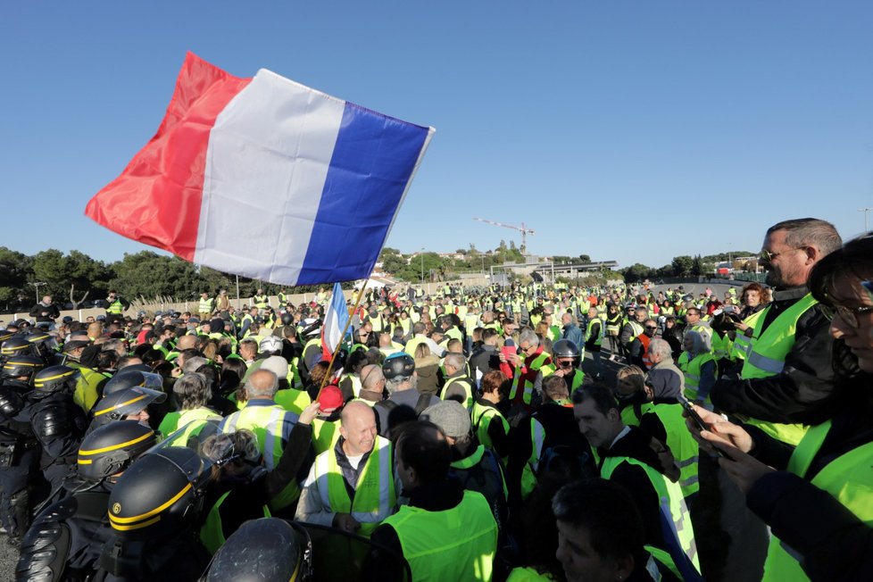 Na 244.000 lidí dnes protestovalo na různých místech celé Francie proti plánovanému zvýšení cen pohonných hmot. Informoval o tom francouzský ministr vnitra Christophe Castaner. Tam, kde manifestující blokovali komunikace, došlo k několika vážným dopravním nehodám.