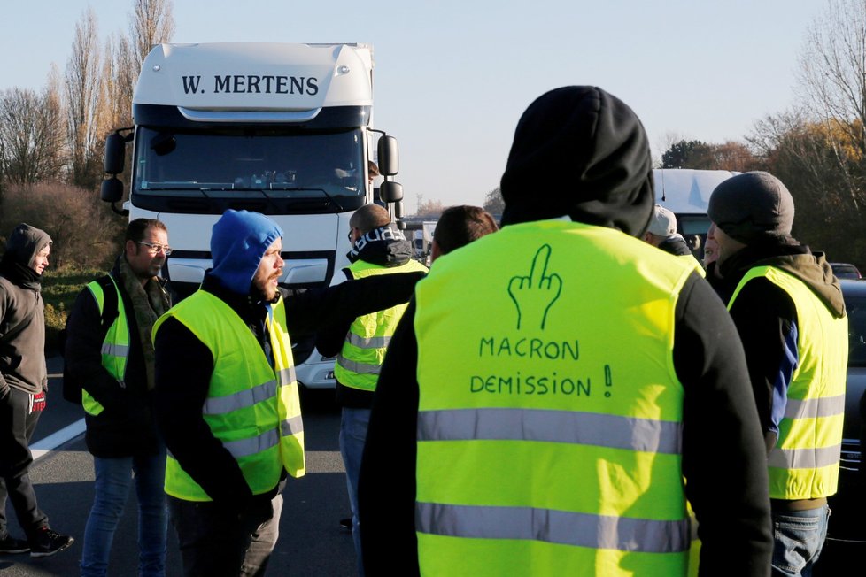 Na 244.000 lidí dnes protestovalo na různých místech celé Francie proti plánovanému zvýšení cen pohonných hmot. Informoval o tom francouzský ministr vnitra Christophe Castaner. Tam, kde manifestující blokovali komunikace, došlo k několika vážným dopravním nehodám.