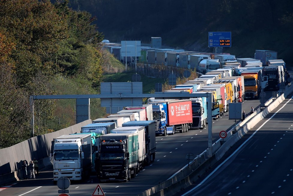 Na 244.000 lidí dnes protestovalo na různých místech celé Francie proti plánovanému zvýšení cen pohonných hmot. Informoval o tom francouzský ministr vnitra Christophe Castaner. Tam, kde manifestující blokovali komunikace, došlo k několika vážným dopravním nehodám.