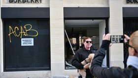 Rozbité výlohy obchodů po násilných protestech ve Francii (říjen 2026)