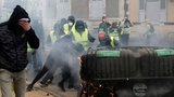 Slzný plyn a vodní děla. Policie zasáhla proti „žlutým vestám“, 100 lidí zatkla