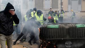 Policie při protestech zadržela zhruba 100 lidí. Několik lidí bylo při střetech demonstrantů s policisty zraněno. (12.12019)