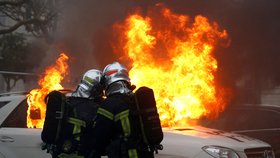 Policie při protestech zadržela zhruba 100 lidí. Několik lidí bylo při střetech demonstrantů s policisty zraněno. (12.12019)