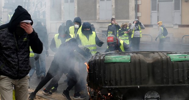 Slzný plyn a vodní děla. Policie zasáhla proti „žlutým vestám“, 100 lidí zatkla