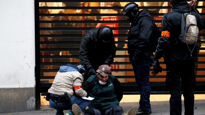 Policie při protestech zadržela zhruba 100 lidí. Několik lidí bylo při střetech demonstrantů s policisty zraněno. (12.12019)