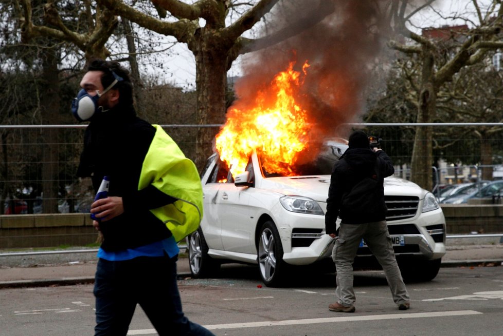 Policie při protestech zadržela zhruba 100 lidí. Několik lidí bylo při střetech demonstrantů s policisty zraněno. (12. 1. 2019)