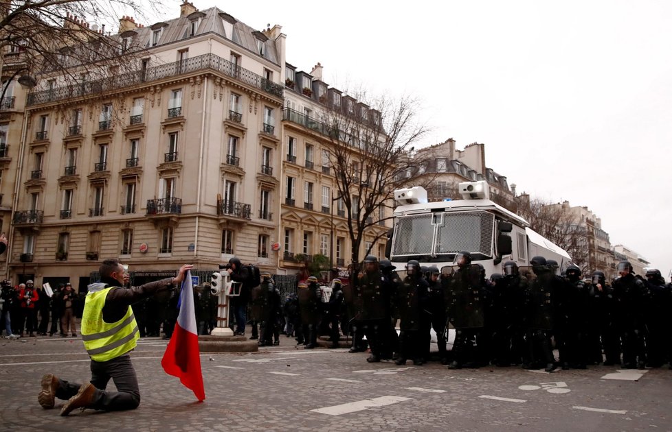 Policie při protestech zadržela zhruba 100 lidí. Několik lidí bylo při střetech demonstrantů s policisty zraněno. (12.1.2019)