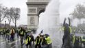 Při protestech "žlutých vest" ve Francii byl poškozen i pařížský Vítězný oblouk