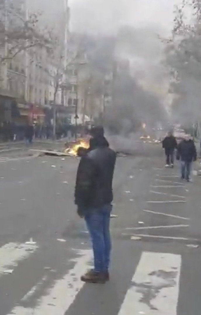 Ve Francii pokračují masové protesty „žlutých vest“ kvůli zdražování cen pohonných hmot.