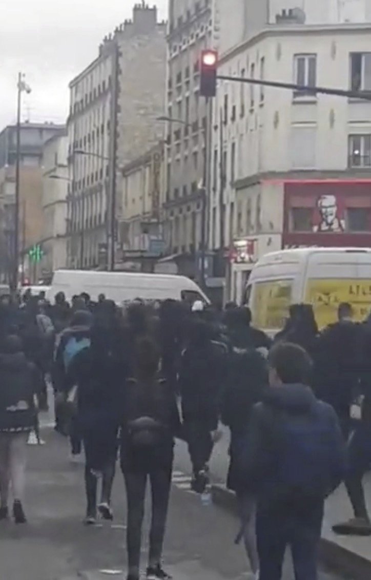 Ve Francii pokračují masové protesty „žlutých vest“ kvůli zdražování cen pohonných hmot.