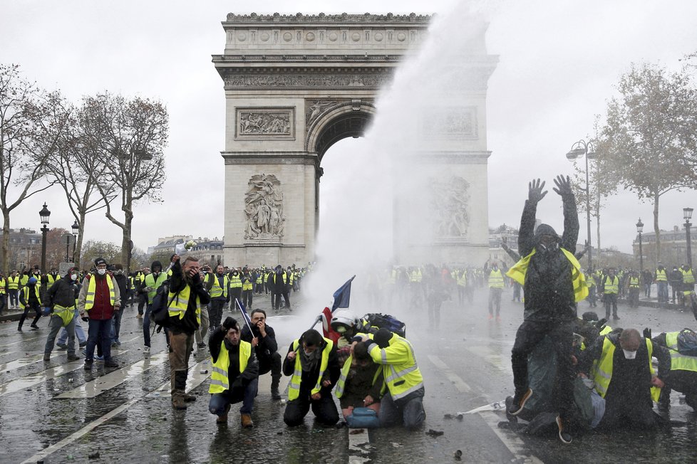 Při protestech „žlutých vest&#34; ve Francii byl poškozen i pařížský Vítězný oblouk