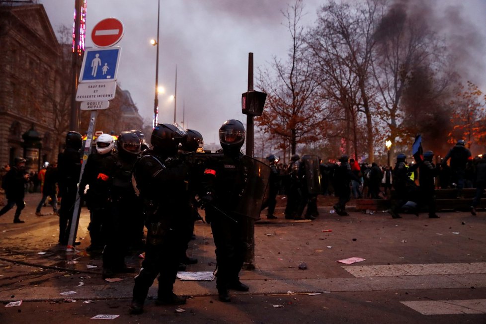 Ve Francii proti reformě důchodů protestovalo přes 500 tisíc lidí (5. 12. 2019)