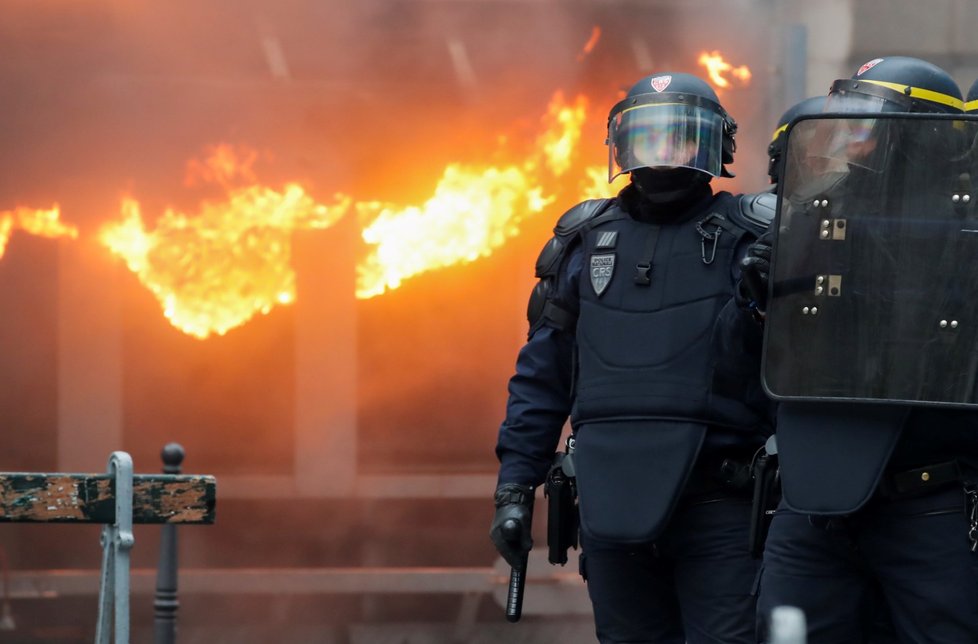 Ve Francii proti reformě důchodů protestovalo přes 500 tisíc lidí (5. 12. 2019)